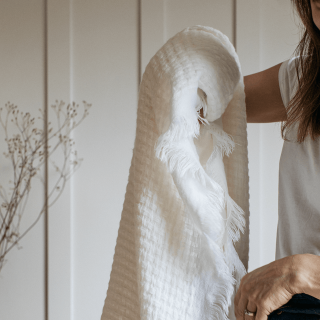 White Throw - 100% Acrylic, Modern Style, 200x150cm Quality Home Decor Garden & Outdoor Living and Gifts